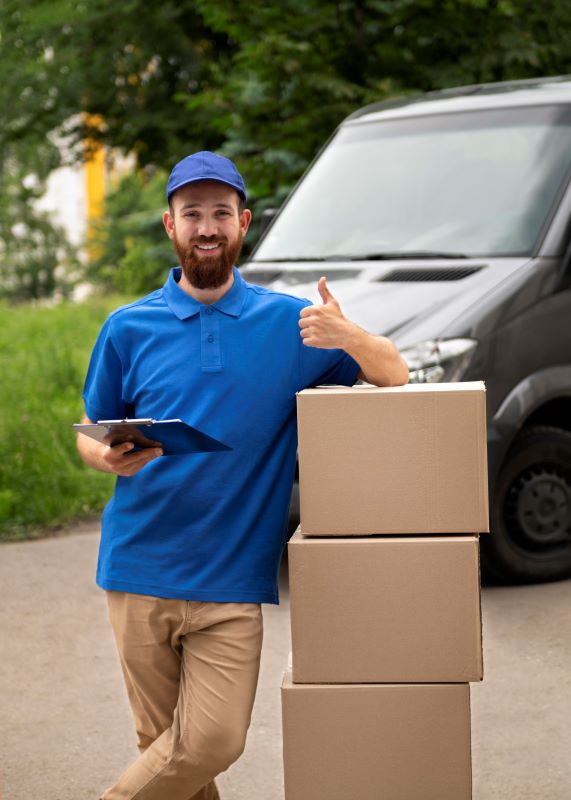 https://newcablojistik.com/wp-content/uploads/2023/08/medium-shot-delivery-man-with-boxes-1.jpg